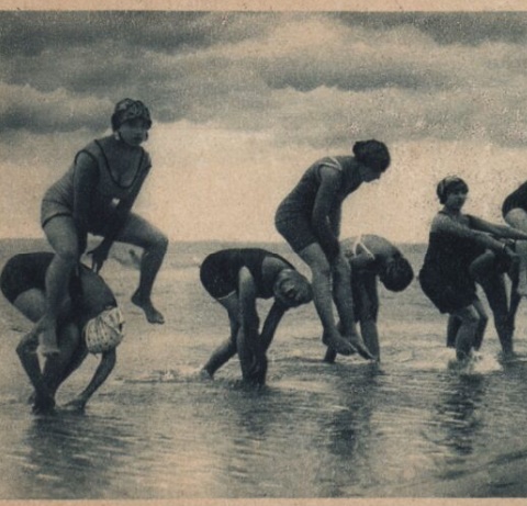 Kobiety podczas ćwiczeń na plaży