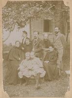 [Portret rodzinny Zahorskich, w ogrodzie przed domem w Birsztanach].