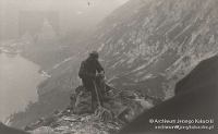 Morskie Oko, Jerzy Kukuczka siedzący na skale i sprawdzający wiązania lin