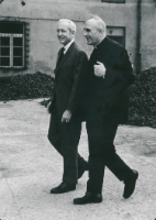 Ambasador USA z wizytą na KUL-u, 19.V. 1971 : Ambasador W. Staessel z ks. prof. M. Rechowiczem - Hałasa, Marian