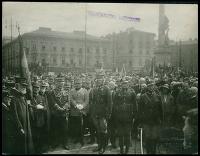 Uroczystość wręczenia Korpusowi Kadetów sztandaru z powstania styczniowego na placu Mariackim we Lwowie - Münz, Marek (1872-1937)