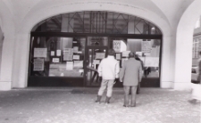 Fotografie z náměstí v HK listopad 1989 demonstrace