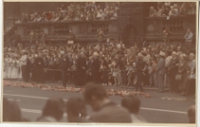 Fotografie przedstawiające przejazd papieża