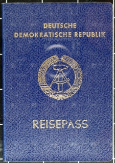 DDR-Reisepass mit Visaeintragungen