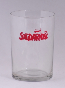 Szklanka z napisem "Solidarność"
