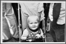 Nuotrauka su vaiku vežimėlyje Baltijos kelyje