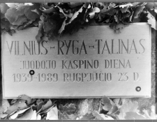 Nuotrauka – atminimo lenta „Juodojo kaspino diena 1939–1989 rugpjūčio 23 d.“