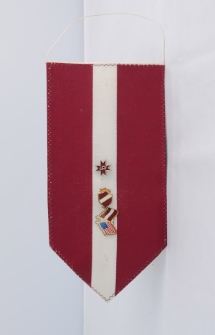 Rīgas mēbeļu kombināta vimpelis ar nozīmītēm