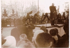 Nuotrauka – J. Čeponis sako kalbą Panevėžio Laisvės aikštėje
